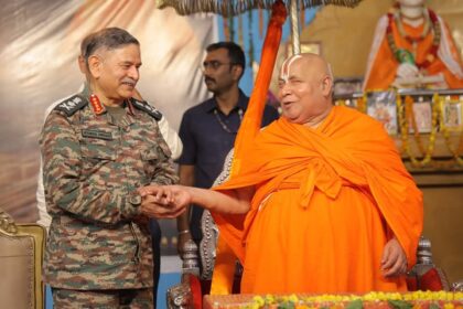 Army Chief meets Swami Rambhadracharya